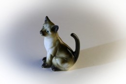 siamese-cat-in-porcelain